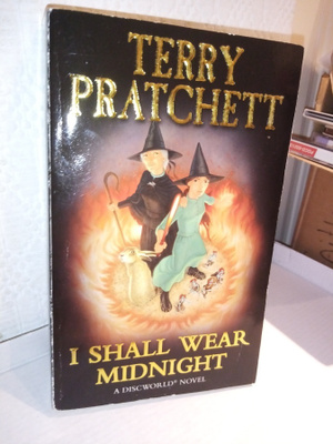 Terry Pratchett : I shall wear midnight ( Keskiyö ylläni)