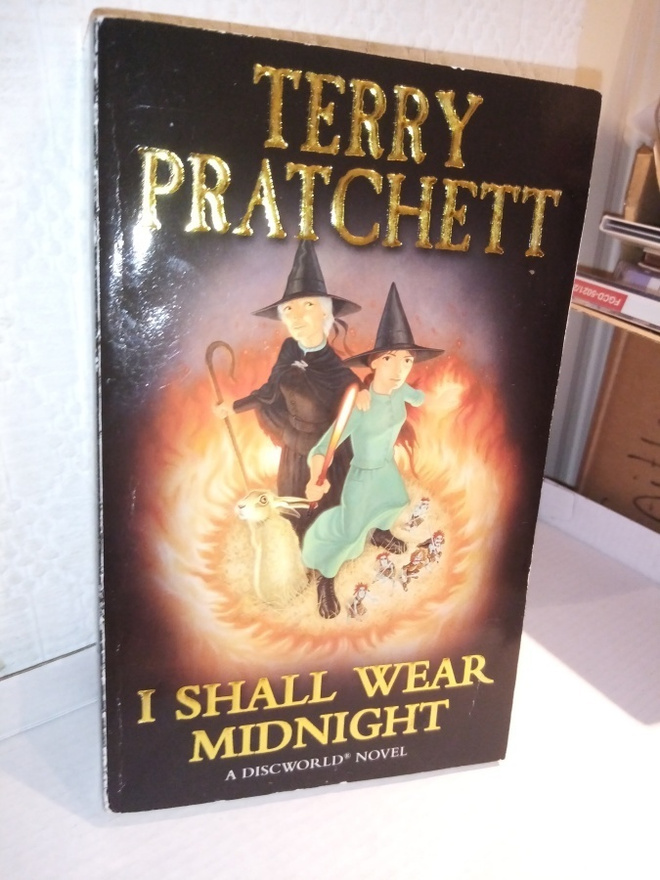Terry Pratchett : I shall wear midnight ( Keskiyö ylläni)