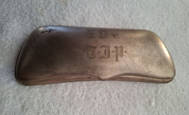 Vintage silmälasikotelo metallia