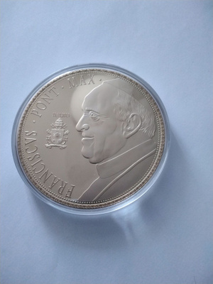 2kpl suuria ja raskaita mitaleja.