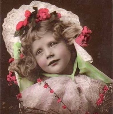 LAPSI / Herkän suloinen tyttö pitsimyssy päässään. 1900-l.
