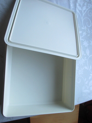 RETRO TUPPERWARE SÄILYTYSRASIA VALKOINEN 22,5 x 22,5 x 7,5 c