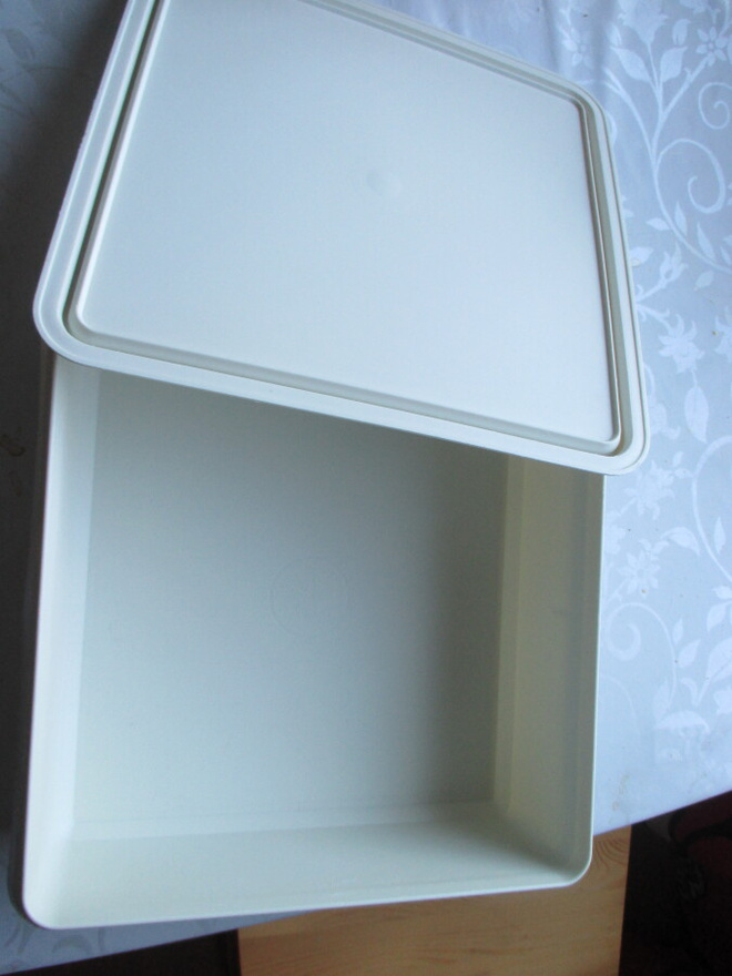 RETRO TUPPERWARE SÄILYTYSRASIA VALKOINEN 22,5 x 22,5 x 7,5 c