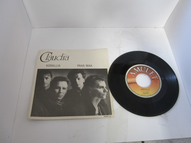 CLAUDIA :KORALLIA / PAHA MAA