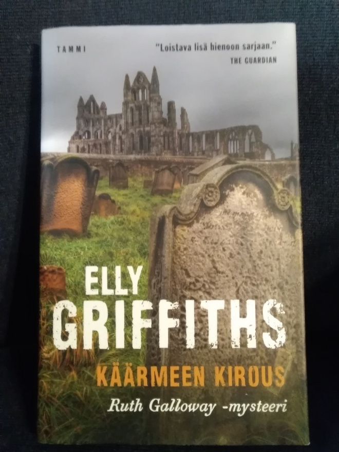 Elly Griffiths: Käärmeen kirous
