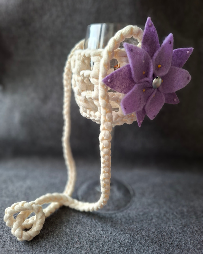 Alina´s Handmade virkattu viinilasin kantoapu