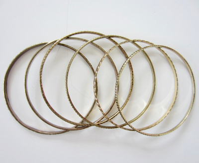 6 kpl metallisia rannerenkaita, halkaisijat sisältä 6,4 cm