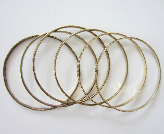 6 kpl metallisia rannerenkaita, halkaisijat sisältä 6,4 cm