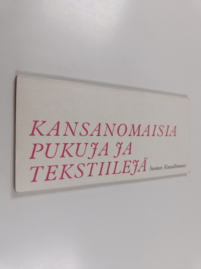 Hilkka Vilppula : Kansanomaisia pukuja ja tekstiilejä