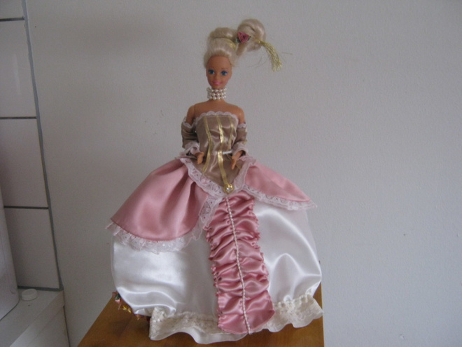 Barbie asu Marie Antoinette.