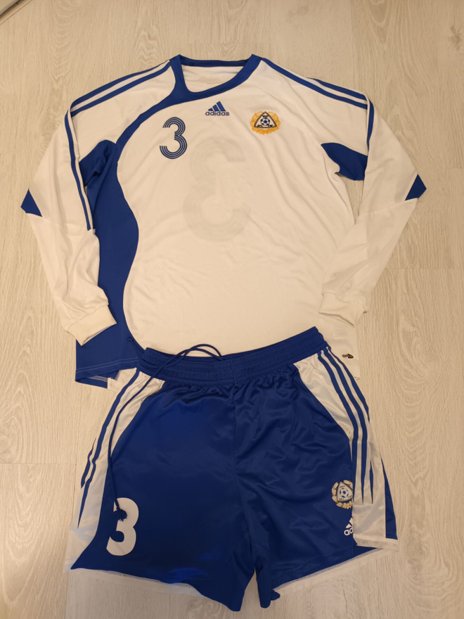 Huuhkajien peliasu 2000-luvun alusta, valkoinen