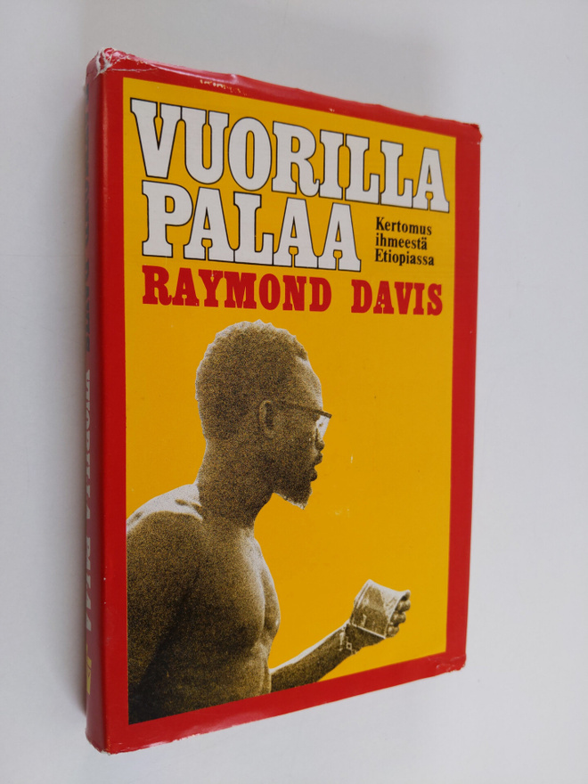 Raymond J. Davis : Vuorilla palaa : kertomus ihmeestä Eti...