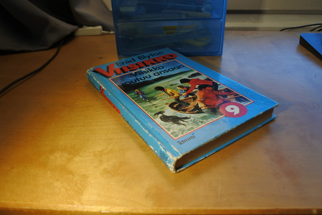 Enid Blyton: Viisikko joutuu ansaan, sidottu, hyvä