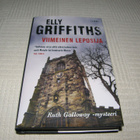 Elly Griffiths Viimeinen leposija -sid - pikkukuva 1