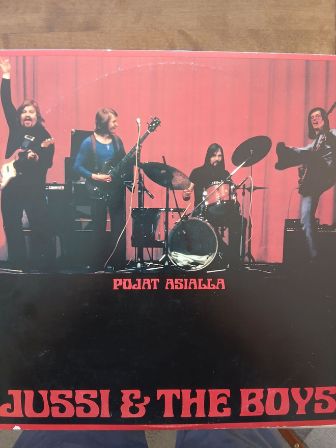 jUSSI & tHE bOYS : Pojat asialla.