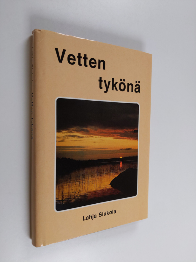 Lahja Siukola : Vetten tykönä : runoja