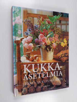 Susie Edwards : Kukka-asetelmia leikko- ja kuivakukista
