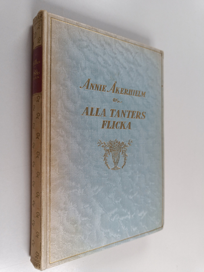 Annie Åkerhielm : Alla tanters flicka : roman