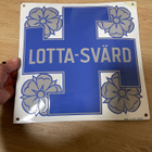 Lotta Svärd emalikyltti Kone ja Silta - pikkukuva 1