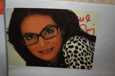Nana Mouskouri kortti nimikirjoituksella
