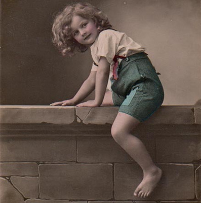 LAPSI / Söpö poika hajareisin omenatarhan aidalla. 1910-l.