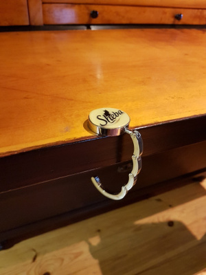 SHEBA KASSIN KANNATIN PÖYDÄN REUNAAN