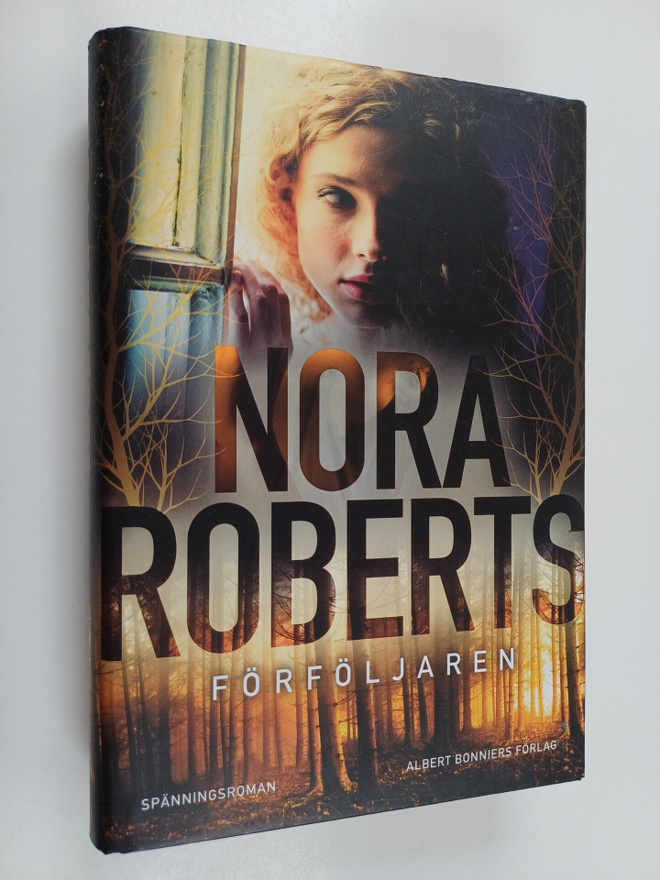Nora Roberts : Förföljaren : spänningsroman