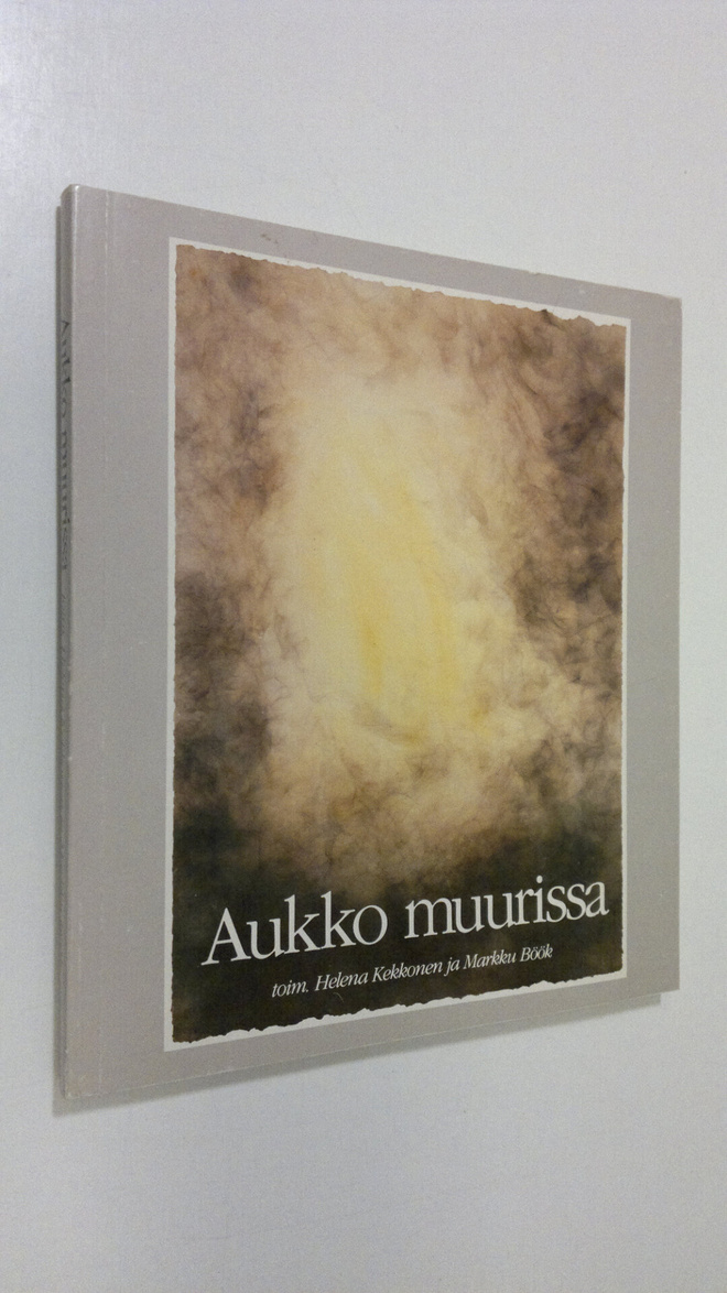 Helena ym. (toim.) Kekkonen : Aukko muurissa