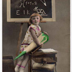 KOULU / Tyttö luokassa, liitutaulu ja karkkituutti. 1930-l. - pikkukuva 1