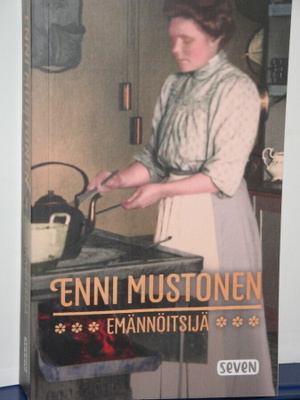 Enni Mustonen : EMÄNNÖITSIJÄ