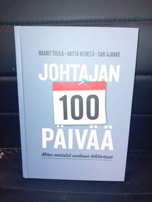 Tiililä : Johtajan 100 päivää ( SIS POSTIKULU  )