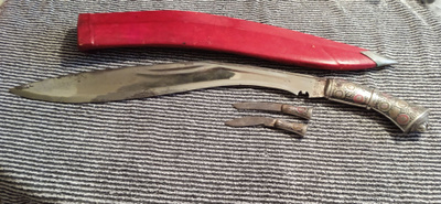 Kukri veitsi puukko iso ja raskas.