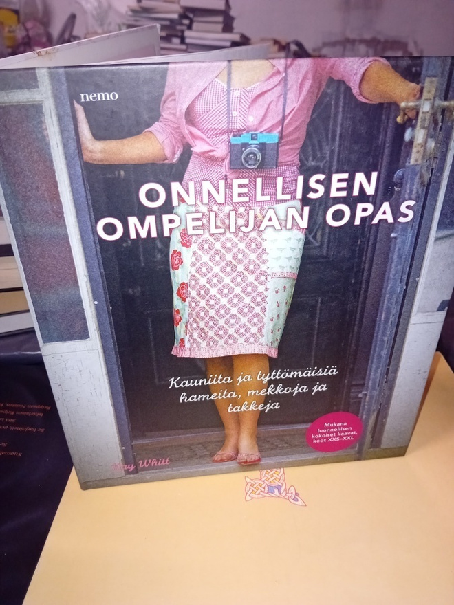 Whitt : Onnellinen ompelijan opas ( SIS POSTIKULU  )