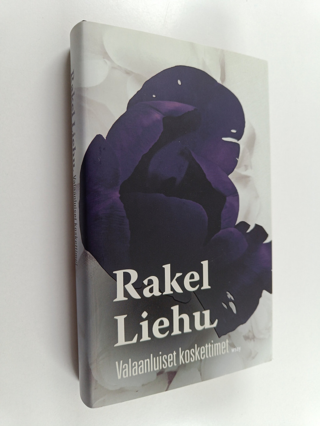 Rakel Liehu : Valaanluiset koskettimet