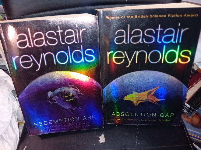 2 kpl Alastair Reynols kirjoja ( SIS POSTIKULU )