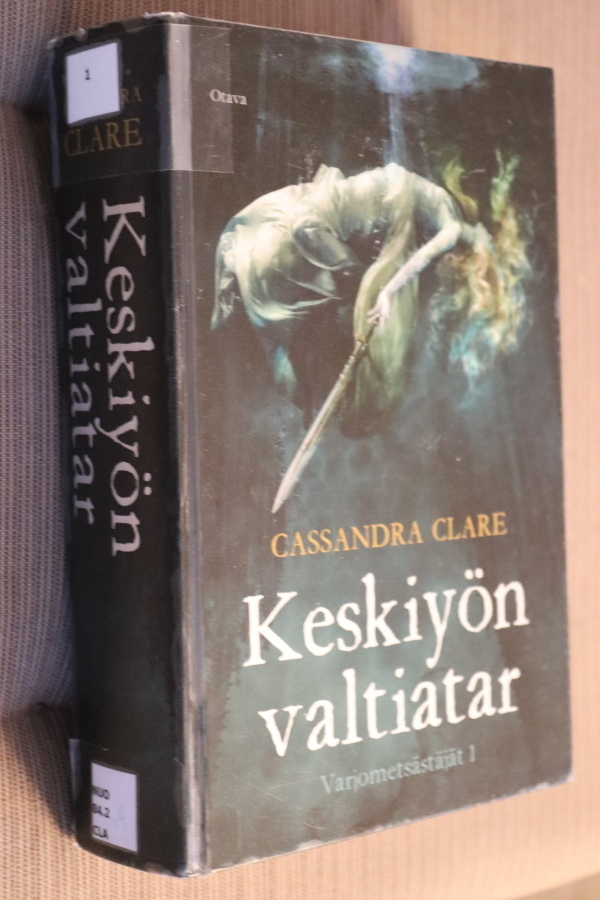Cassandra Clare : Keskiyön valtiatar - Varjometsästäjat 1