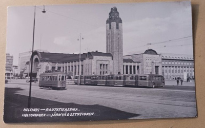 Helsinki, Rautatieasema, raitiovaunu, bussit, vkpk p. 1952