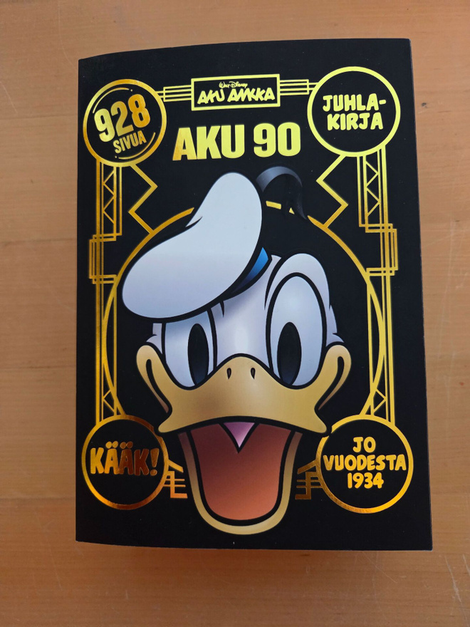 AKU ANKAN TASKUKIRJA . AKU 90 . 928 SIVUA . v 2024