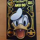 AKU ANKAN TASKUKIRJA . AKU 90 . 928 SIVUA . v 2024 - pikkukuva 1