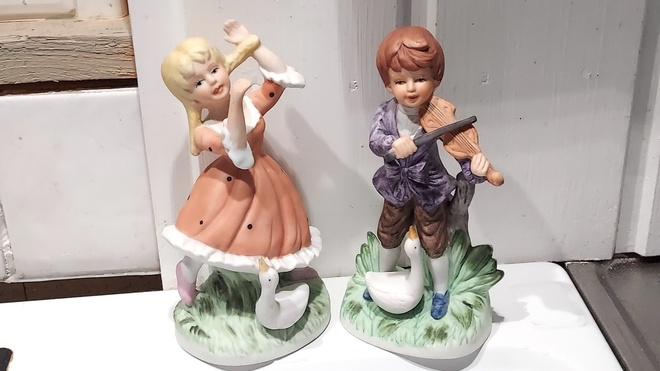 KAKSI KAUNISTA KERAMIIKKAESINETTÄ
