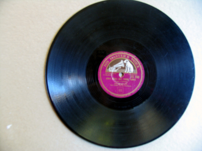 Savikiekko 78 rpm /  Kitt Eartha: Uska Dara / C’est Si Bon