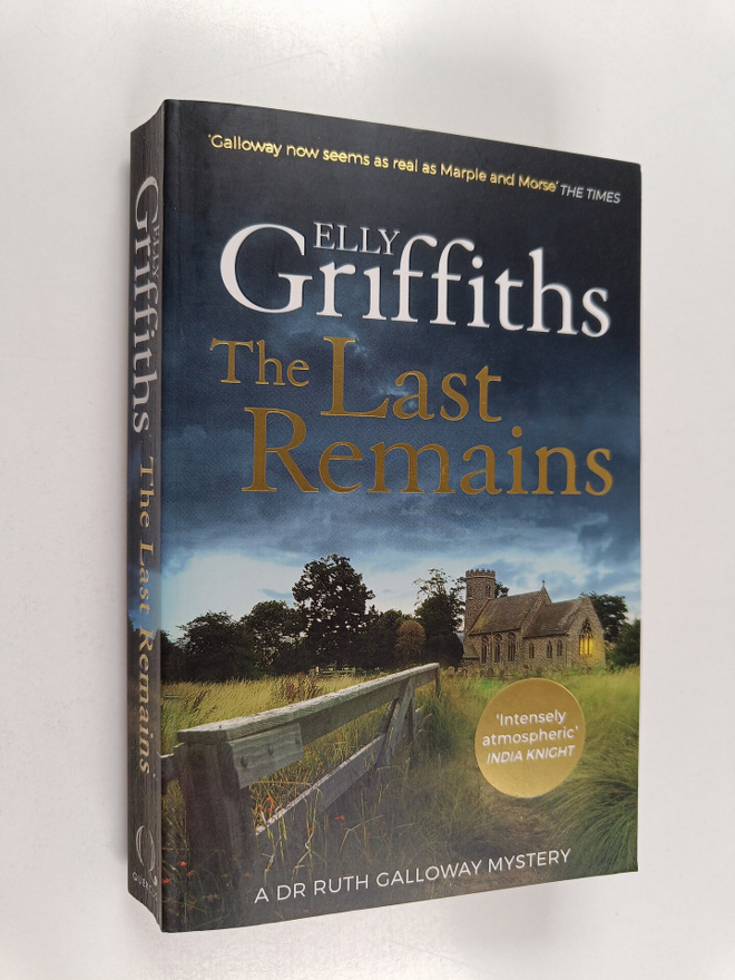 Elly Griffiths : The last remains : a Dr Ruth Galloway my...