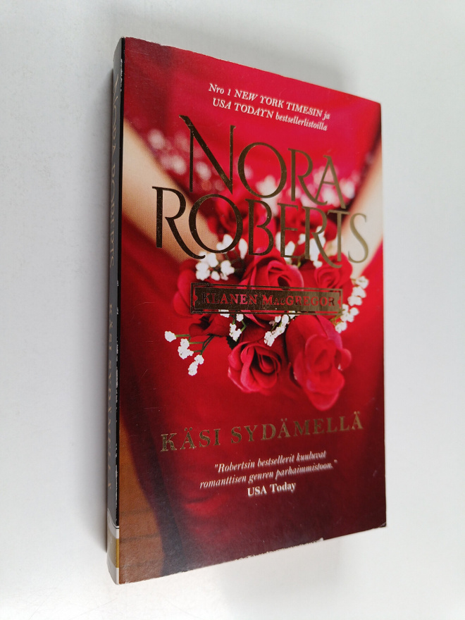 Nora Roberts : Käsi sydämellä
