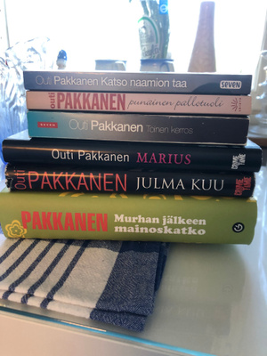 Outi Pakkanen, 6 kirjaa.