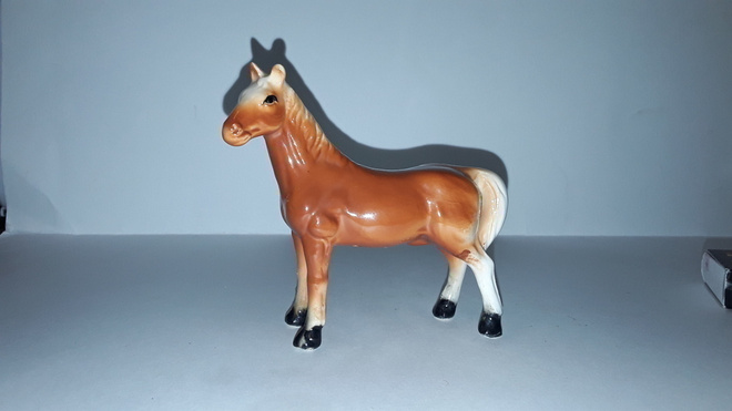 BESWICK Tyylinen POSLIINI MINIATYYRI HEVONEN , PATSAS