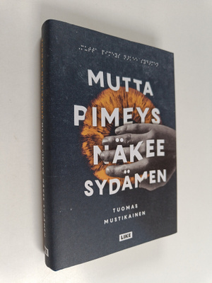Tuomas Mustikainen : Mutta pimeys näkee sydämen : romaani
