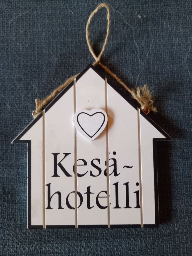 KESÄHOTELLI puinen ripustettava kyltti