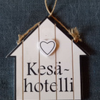 KESÄHOTELLI puinen ripustettava kyltti - pikkukuva 1