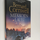 Bernard Cornwell : Miekkojen laulu : historiallinen romaani - pikkukuva 1