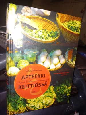 Hallenberg :  Apteekki keittiössä ( SIS POSTIKULU  )